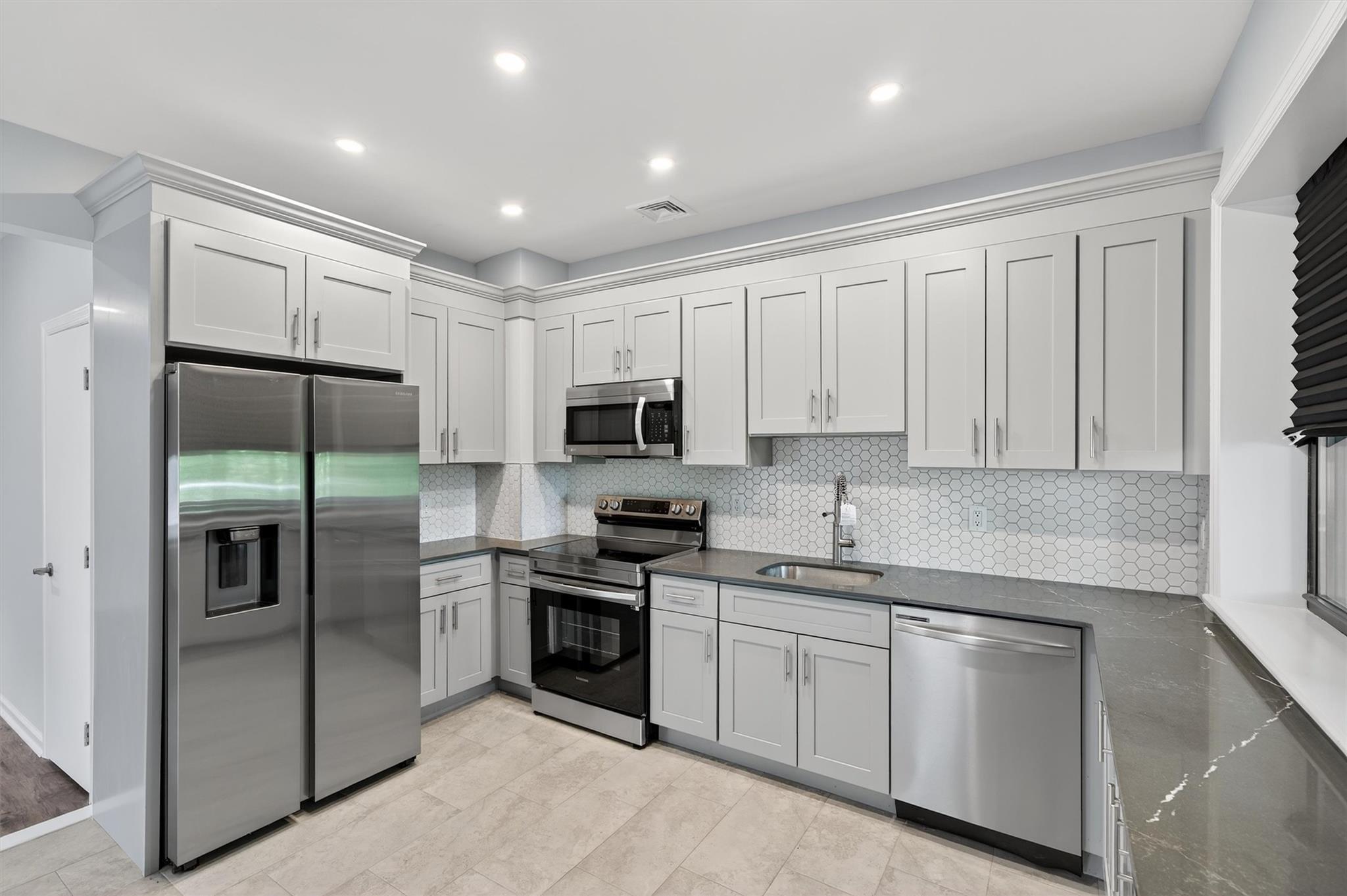 Property Photo:  90 Linden Avenue 6  NY 10940 