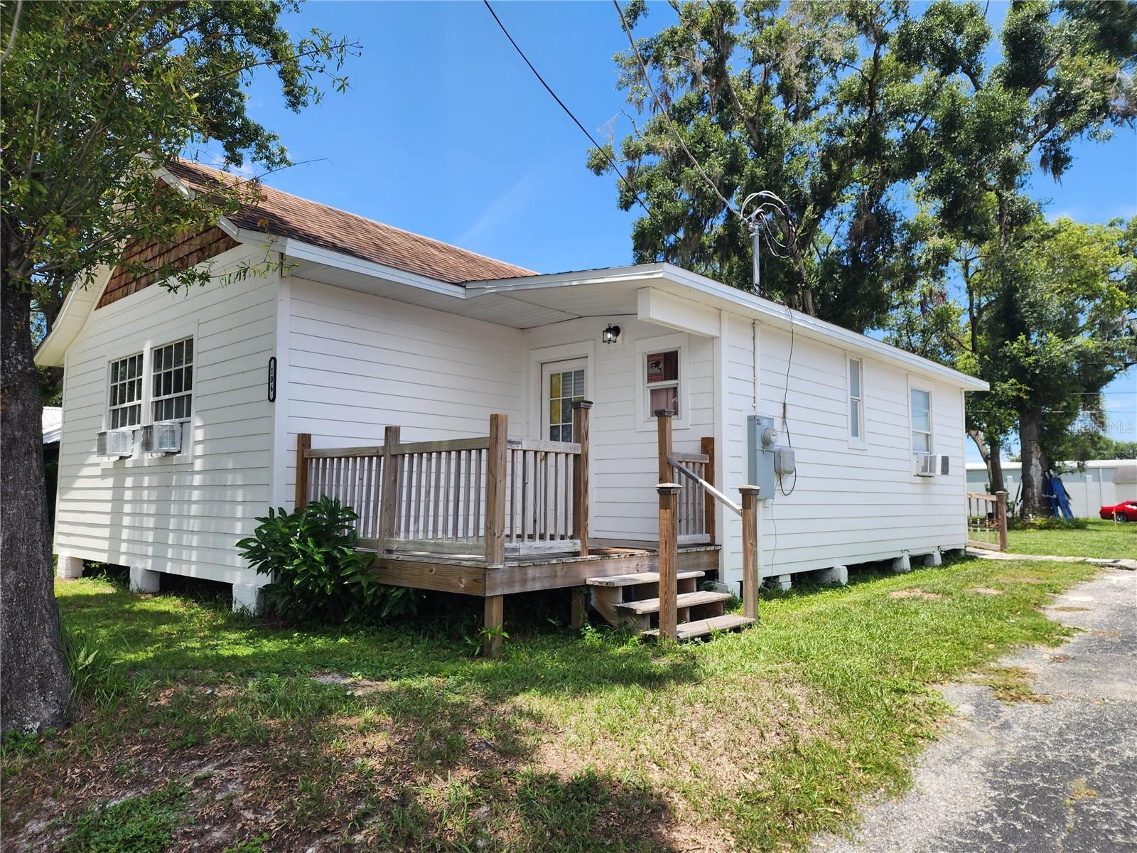 Property Photo: 106 W Bates Street FL 33563