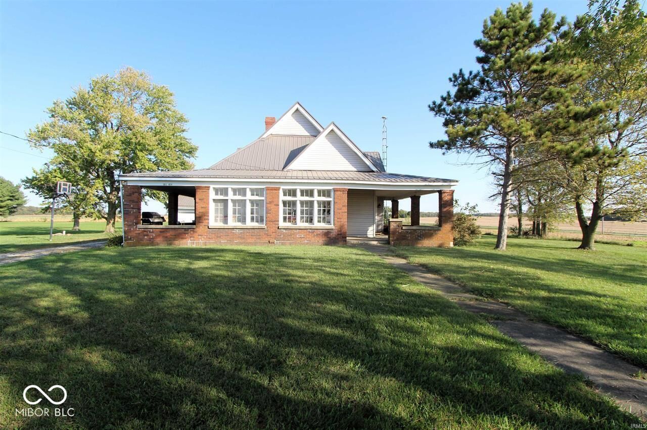 Property Photo: 998 E 400 N IN 47933
