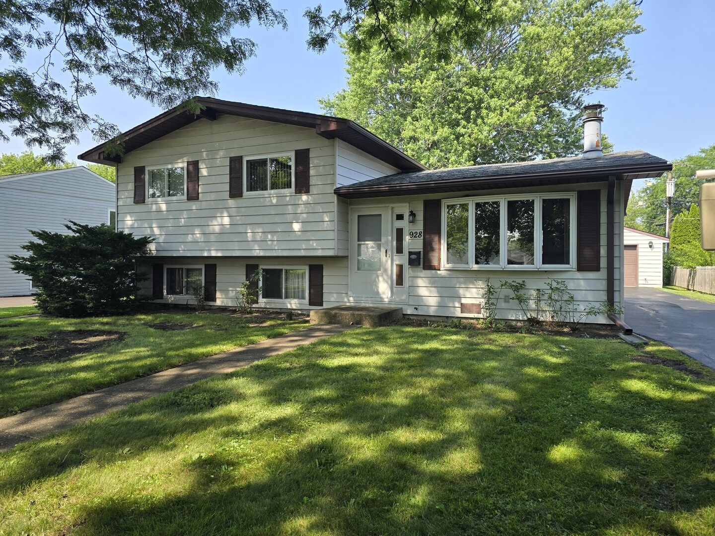 Property Photo:  928 Shields Avenue  IL 60096 