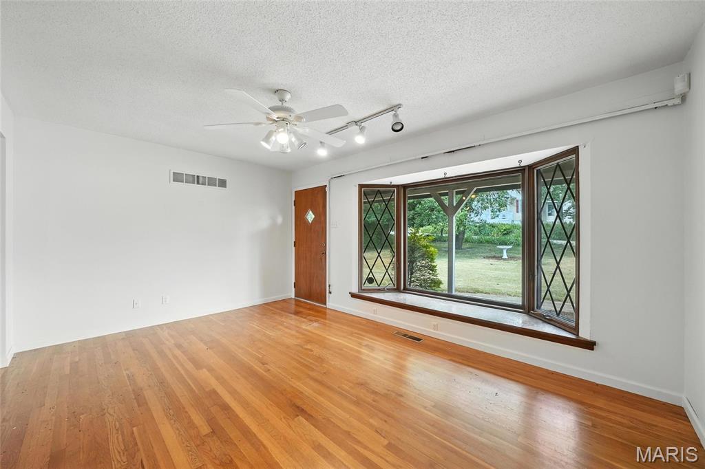 Property Photo:  220 Susan Road  MO 63129 