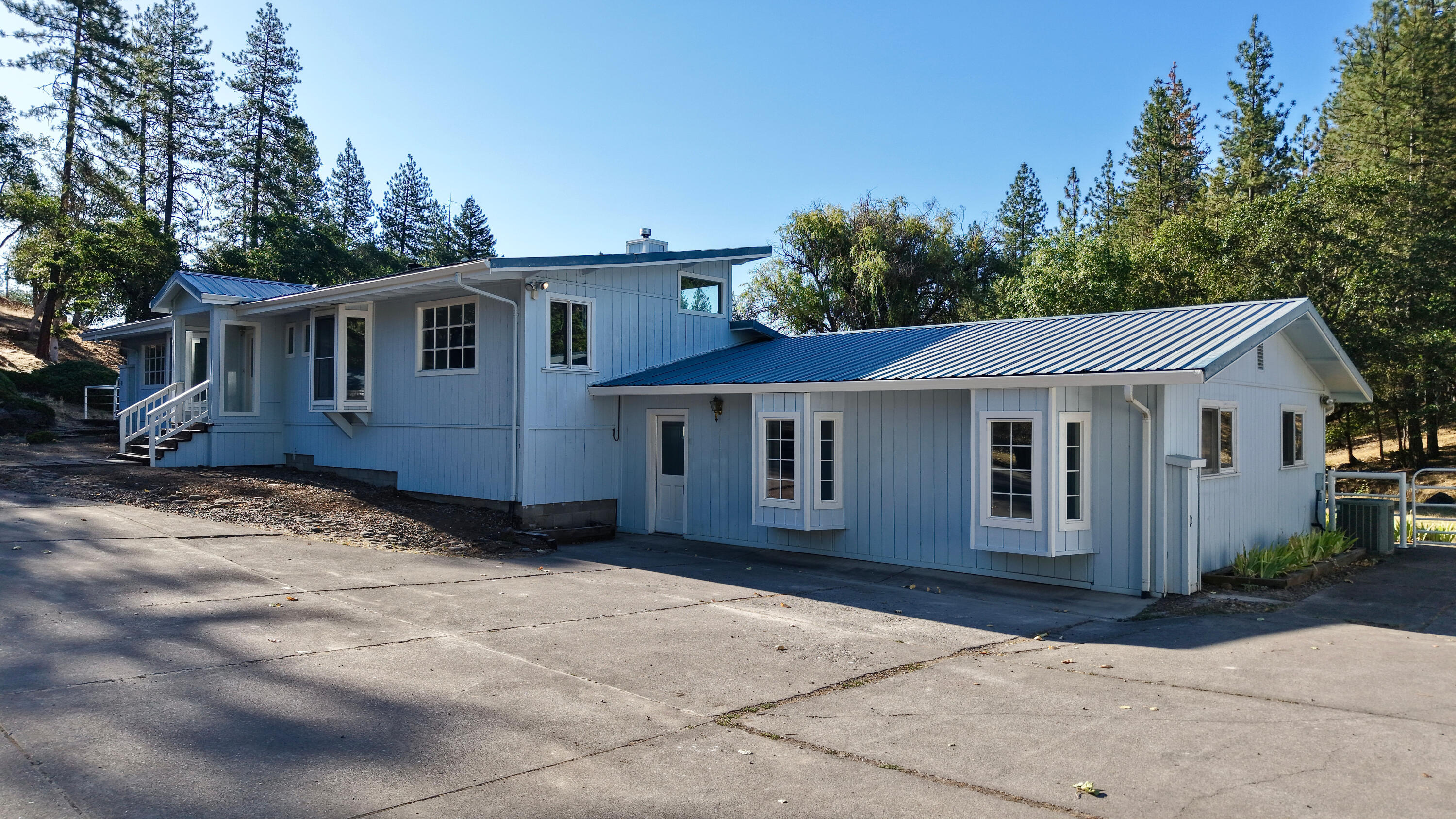 Property Photo: 461 Sawyer Road OR 97539