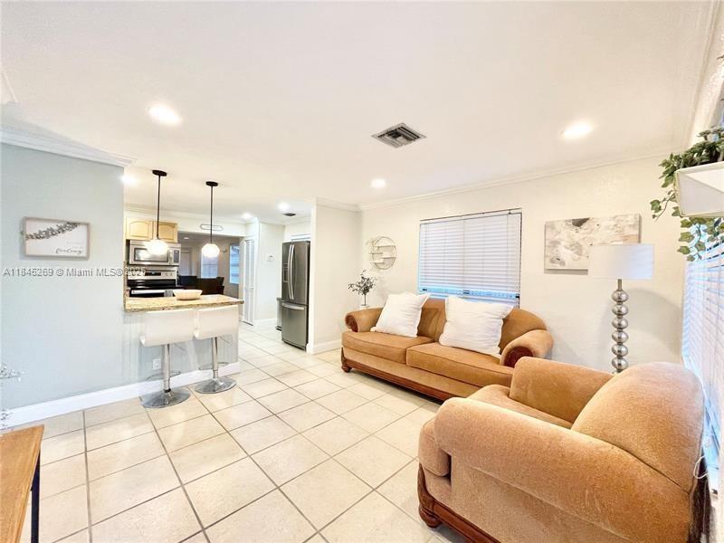 Property Photo:  1010 N 31st Ct  FL 33021 