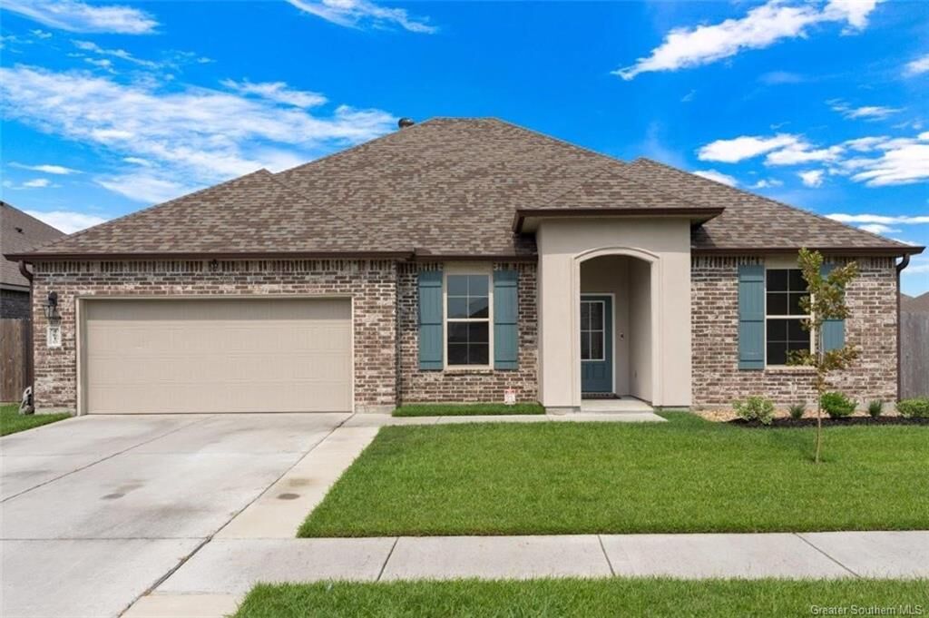 Property Photo: 4610 E Ridge Road E LA 70607