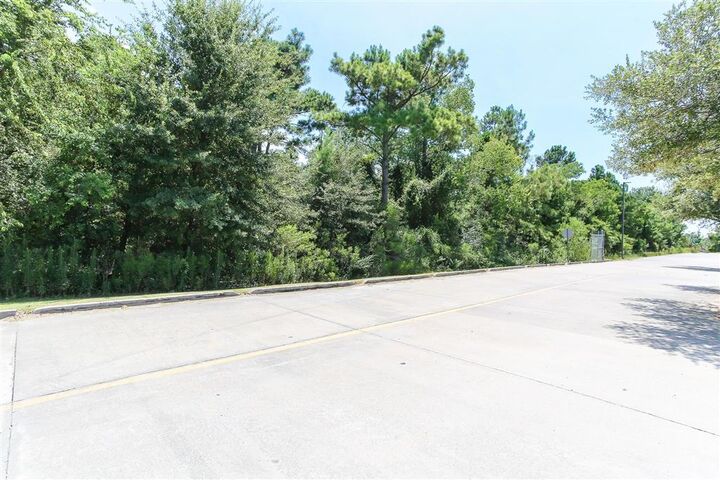 Property Photo: Lake Street LA 70605