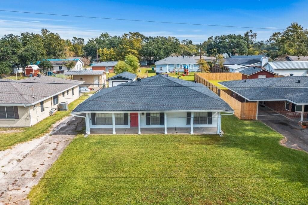 Property Photo: 1418 E Kent Drive E LA 70663