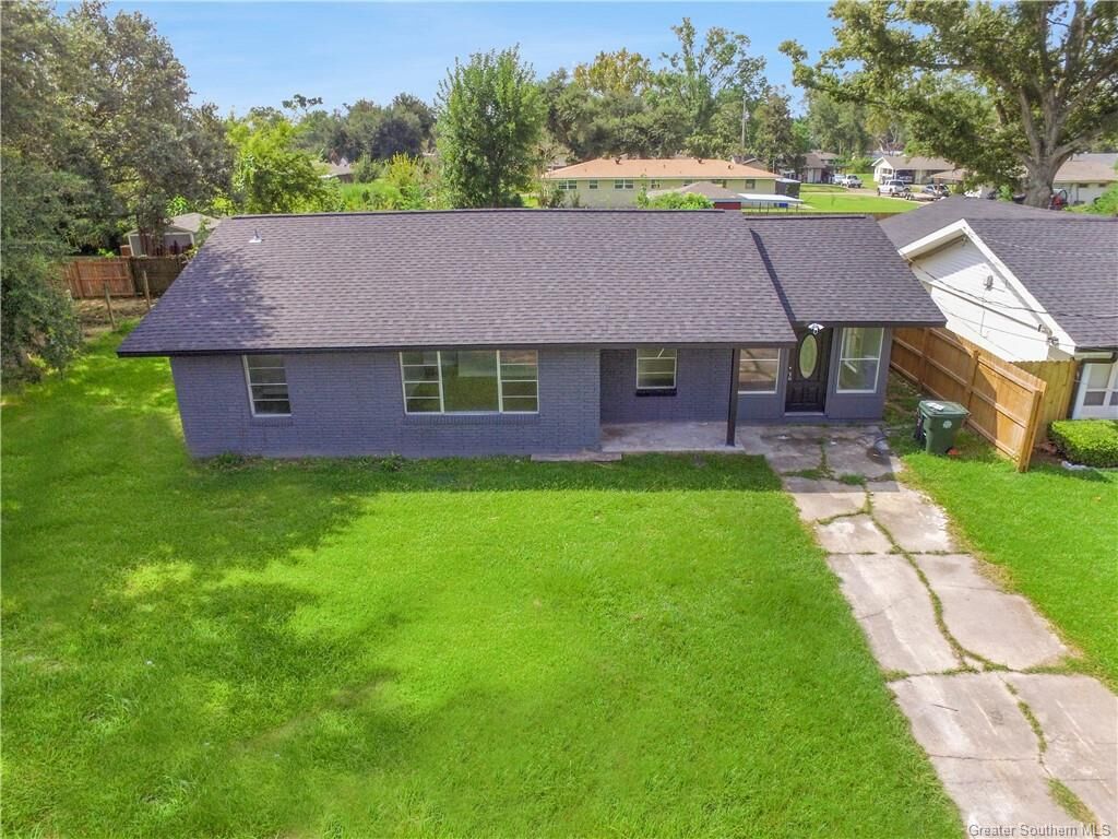 Property Photo:  1324 N Elton Court N  LA 70607 
