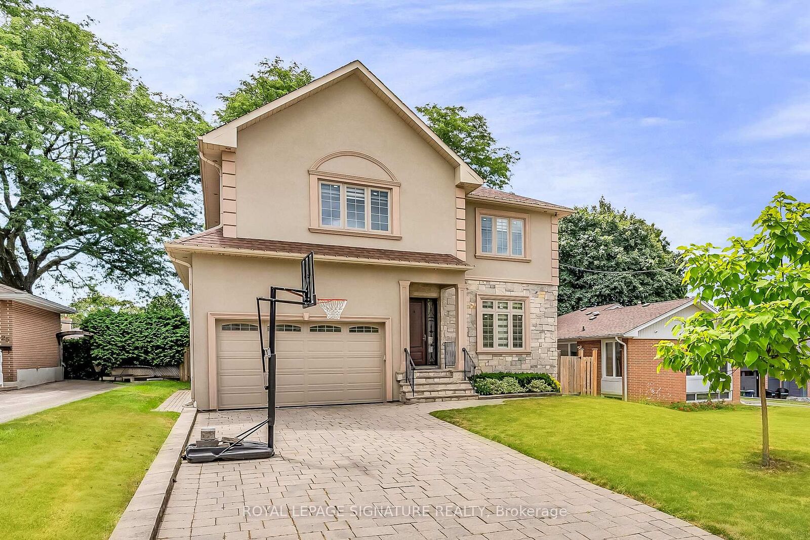 Photo de la propriété: 27 Caronport Crescent ON M3A 1G9