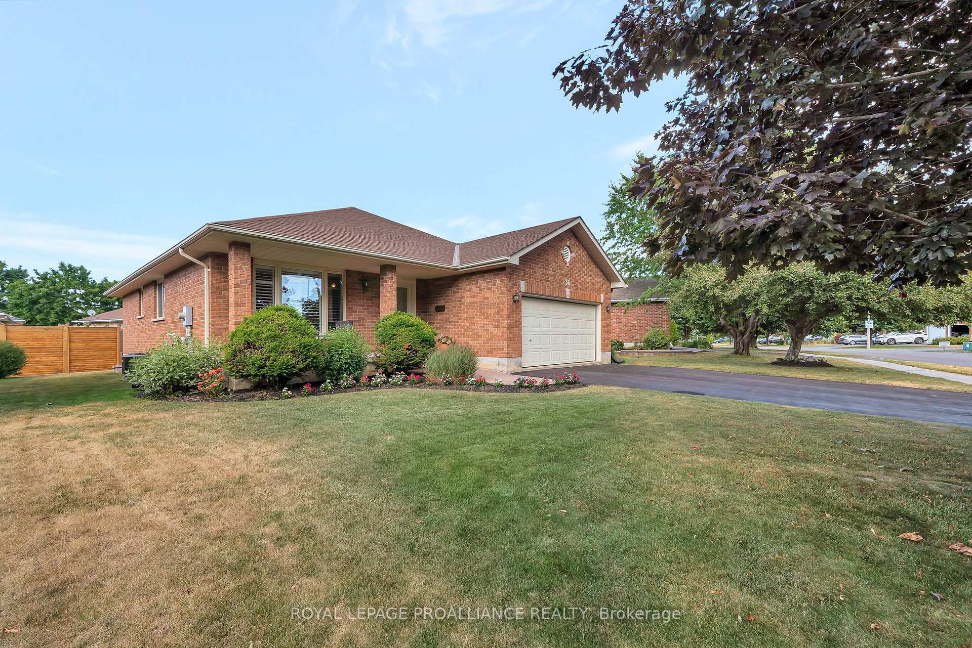 Property Photo: 36 Oak Ridge Boulevard ON K8N 5W1