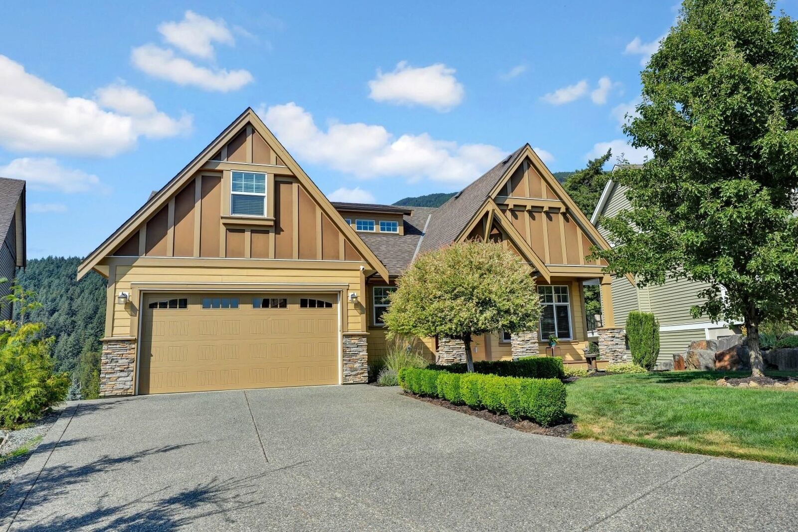Property Photo:  1911 Woodside Boulevard 4  BC V0M 1A1 