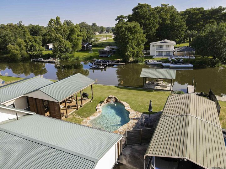 Property Photo: 5035 Pecan Ln LA 70749