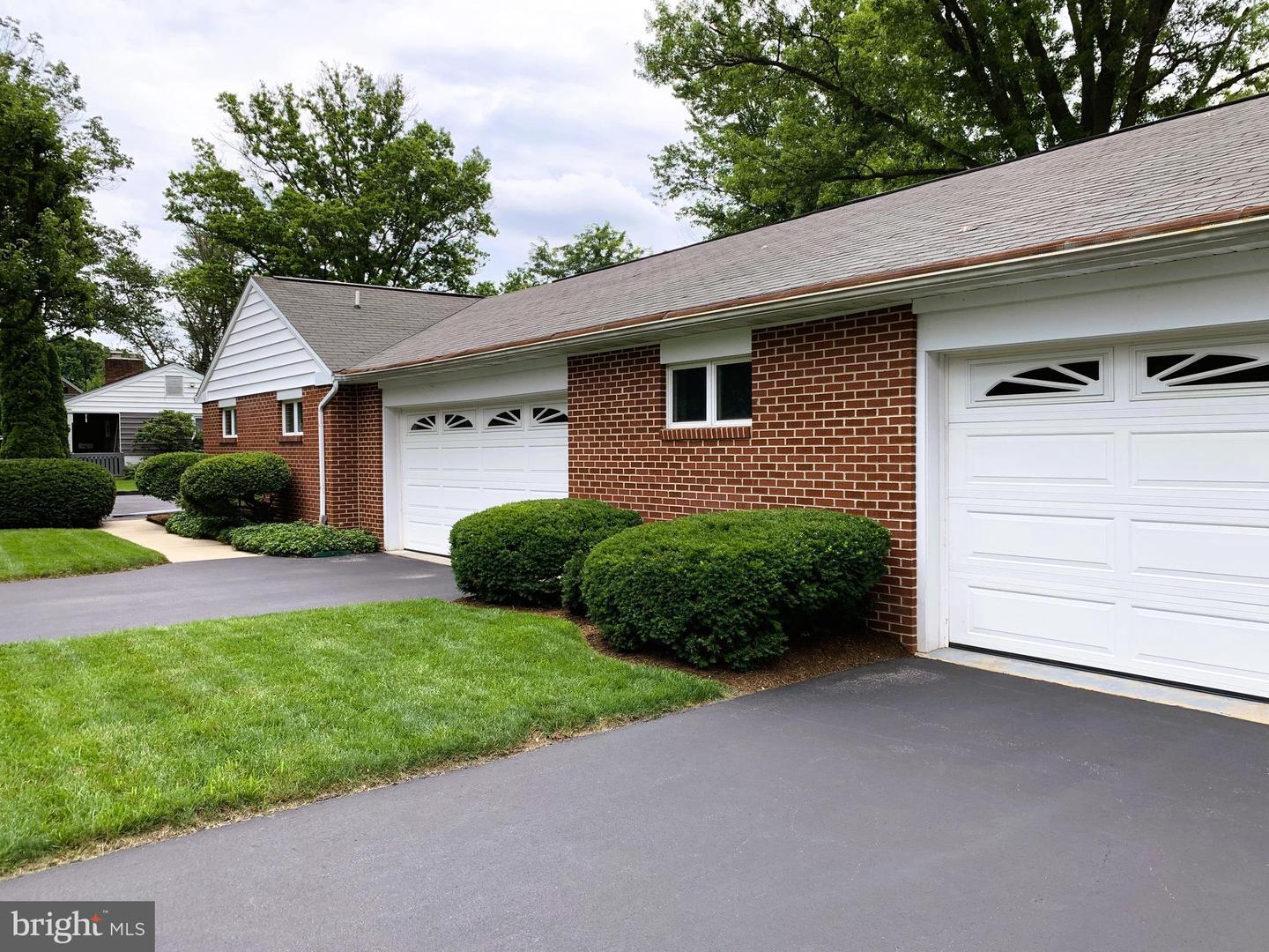 Property Photo:  301 S Locust Street  PA 17543 