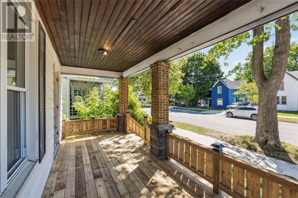 Photo de la propriété: 230 Vidal Street South ON N7T 2T7
