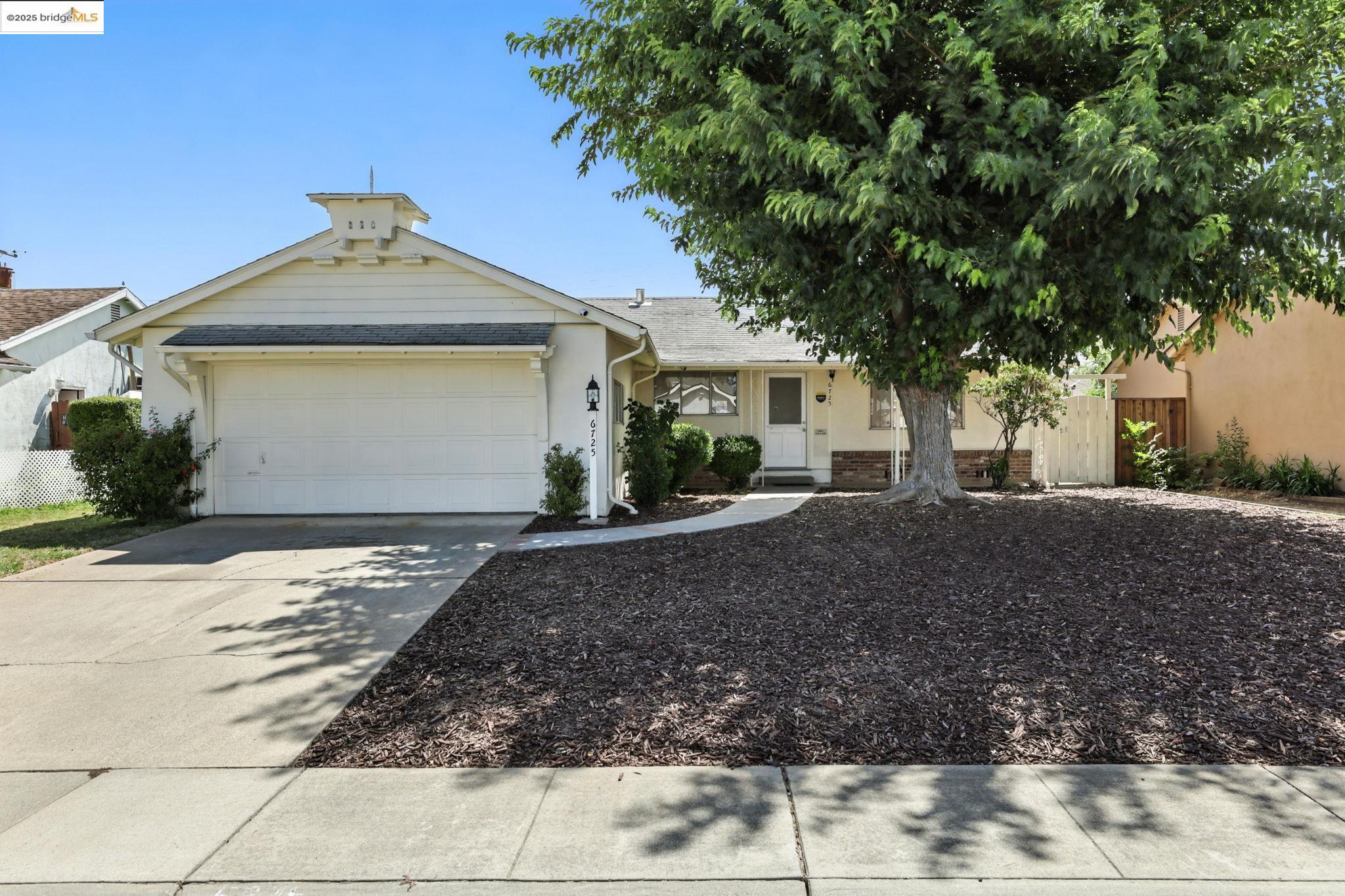 Property Photo: 6725 Austin Way CA 95823