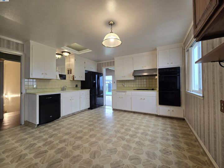 Property Photo: 250 Mansell Street CA 94134