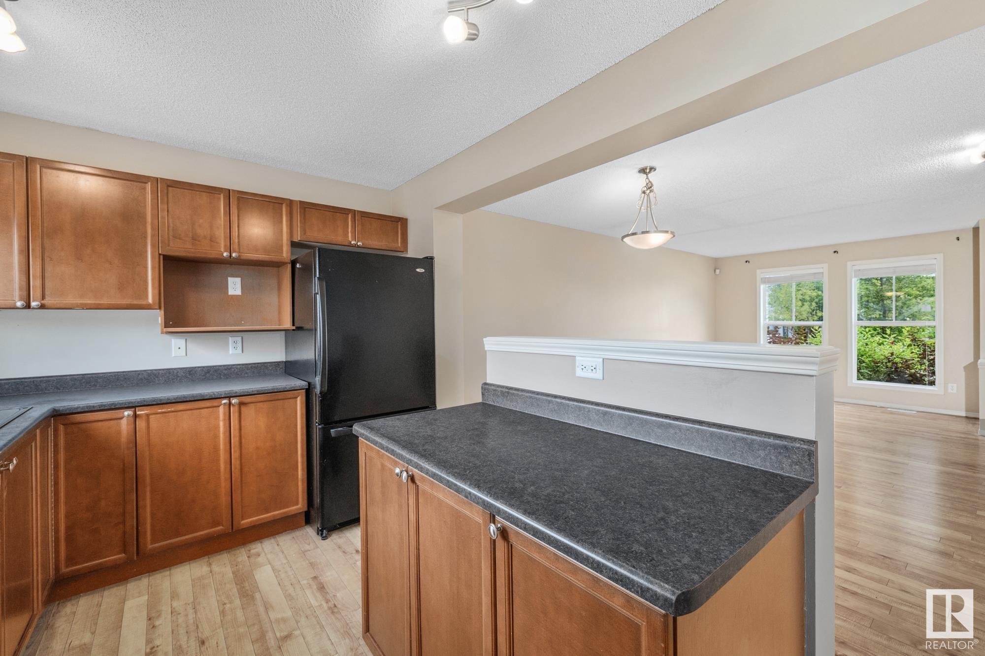 Photo de la propriété:  7404 16 Avenue SW  AB T6X 0E1 