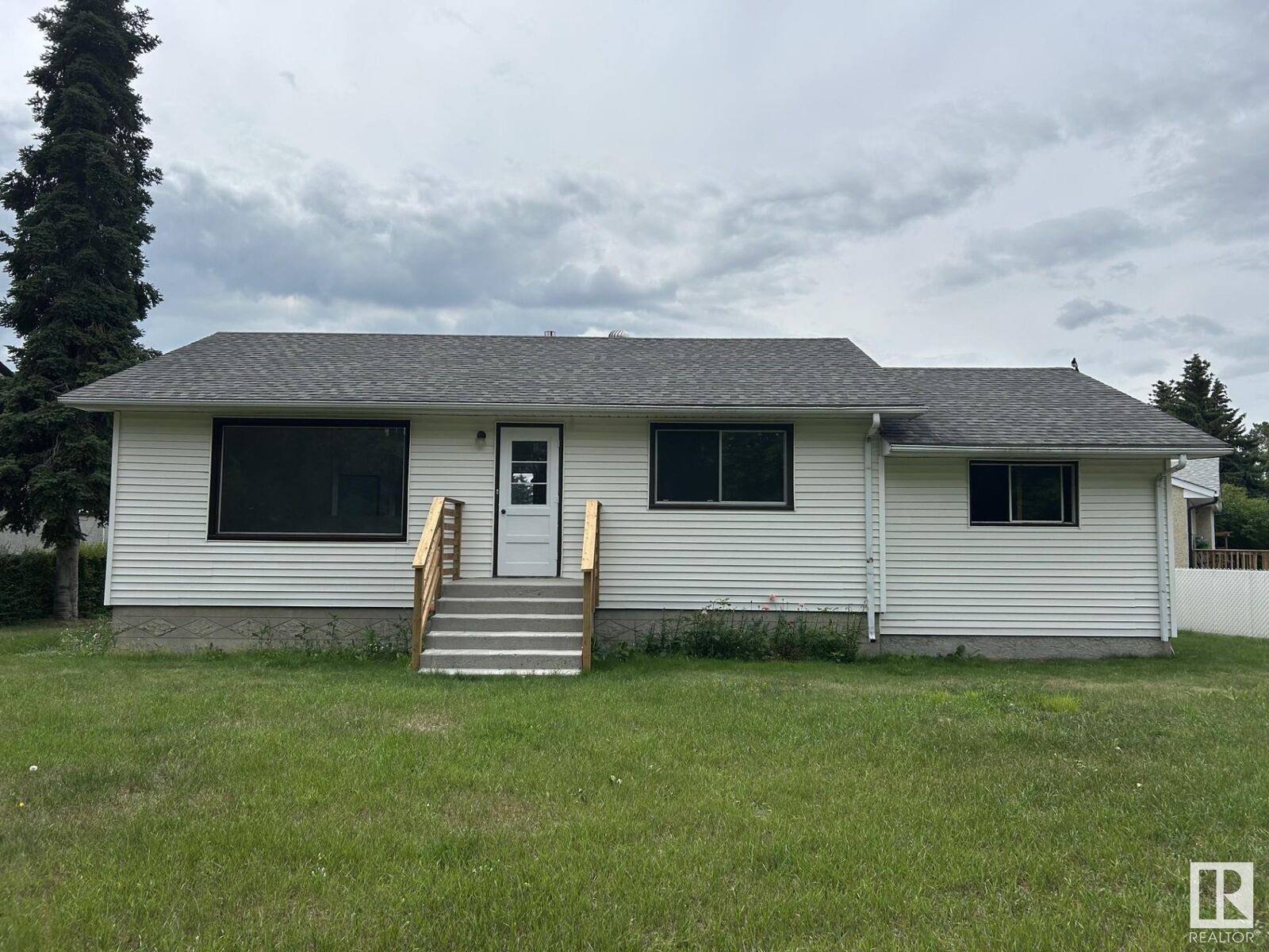 Property Photo:  14 O'Brien Drive  AB T8L 2L3 