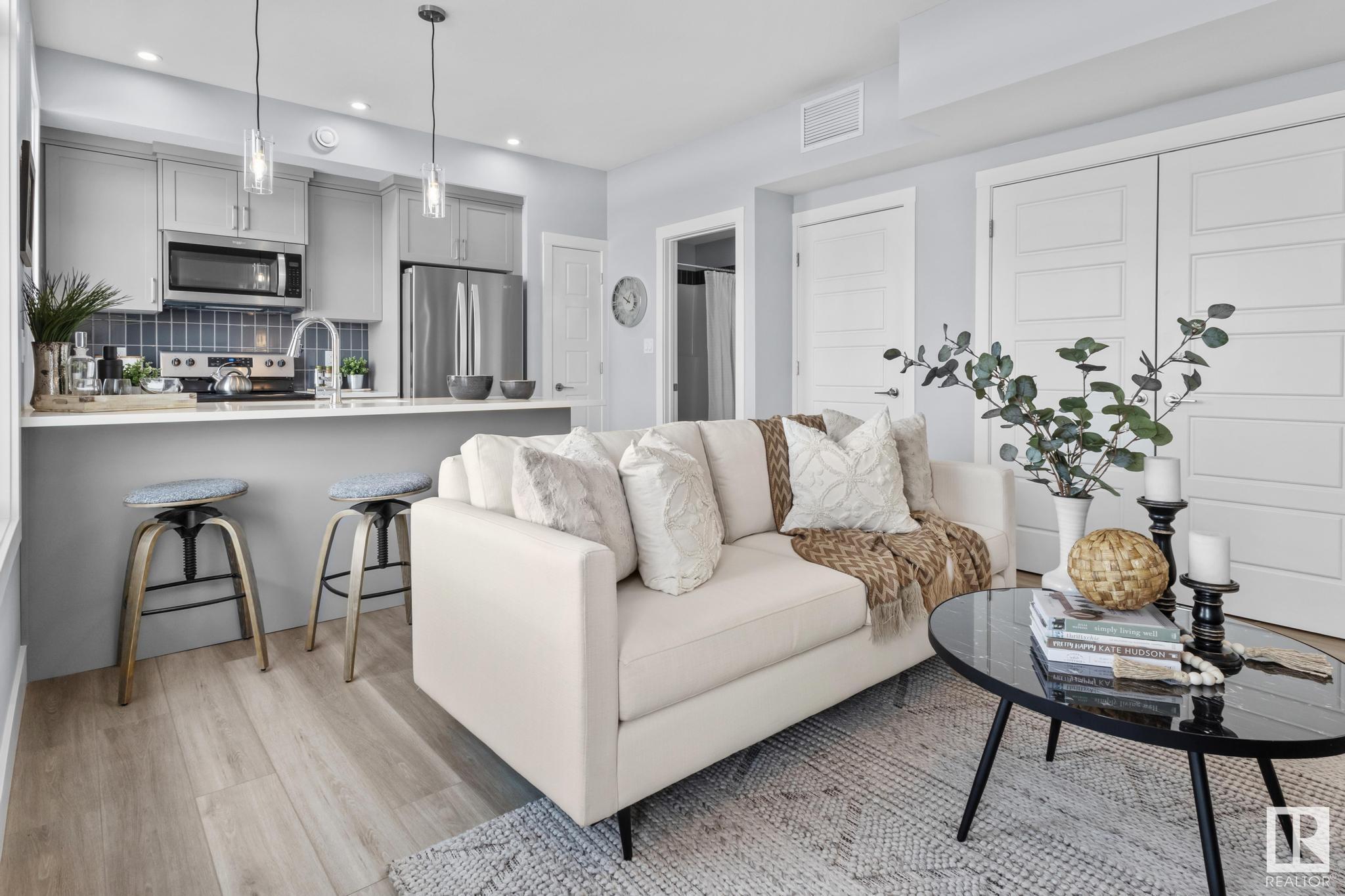 Photo de la propriété:  6905 25 Avenue SW 25  AB T6X 3B7 
