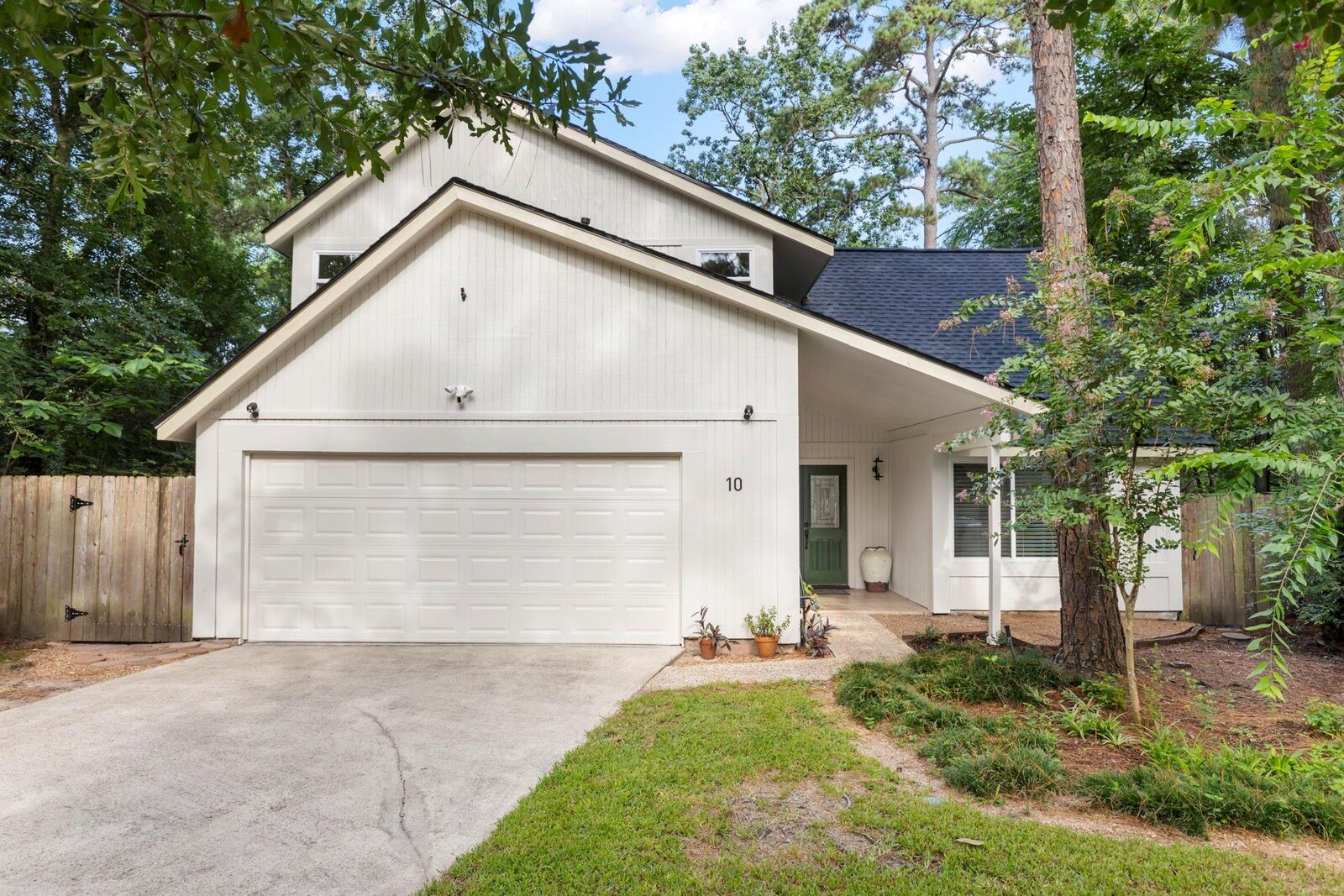 Property Photo: 10 Glorybower Court TX 77380