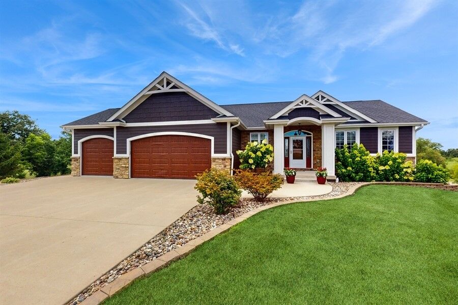 Property Photo:  1813 Maple Court  IA 50273 