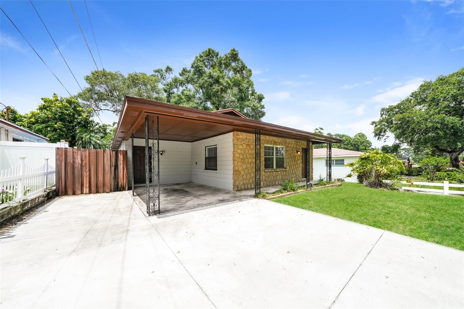 Property Photo:  2117 W Saint Sophia Street  FL 33607 