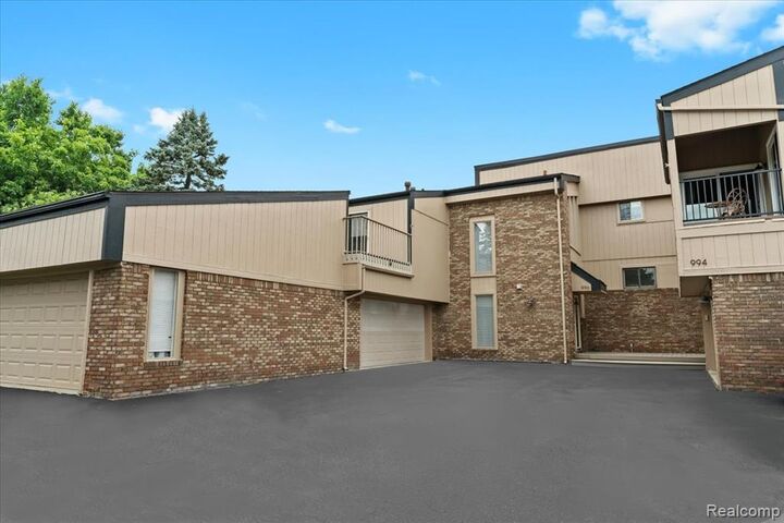 Property Photo: 996 Golfview Court MI 48307 1007