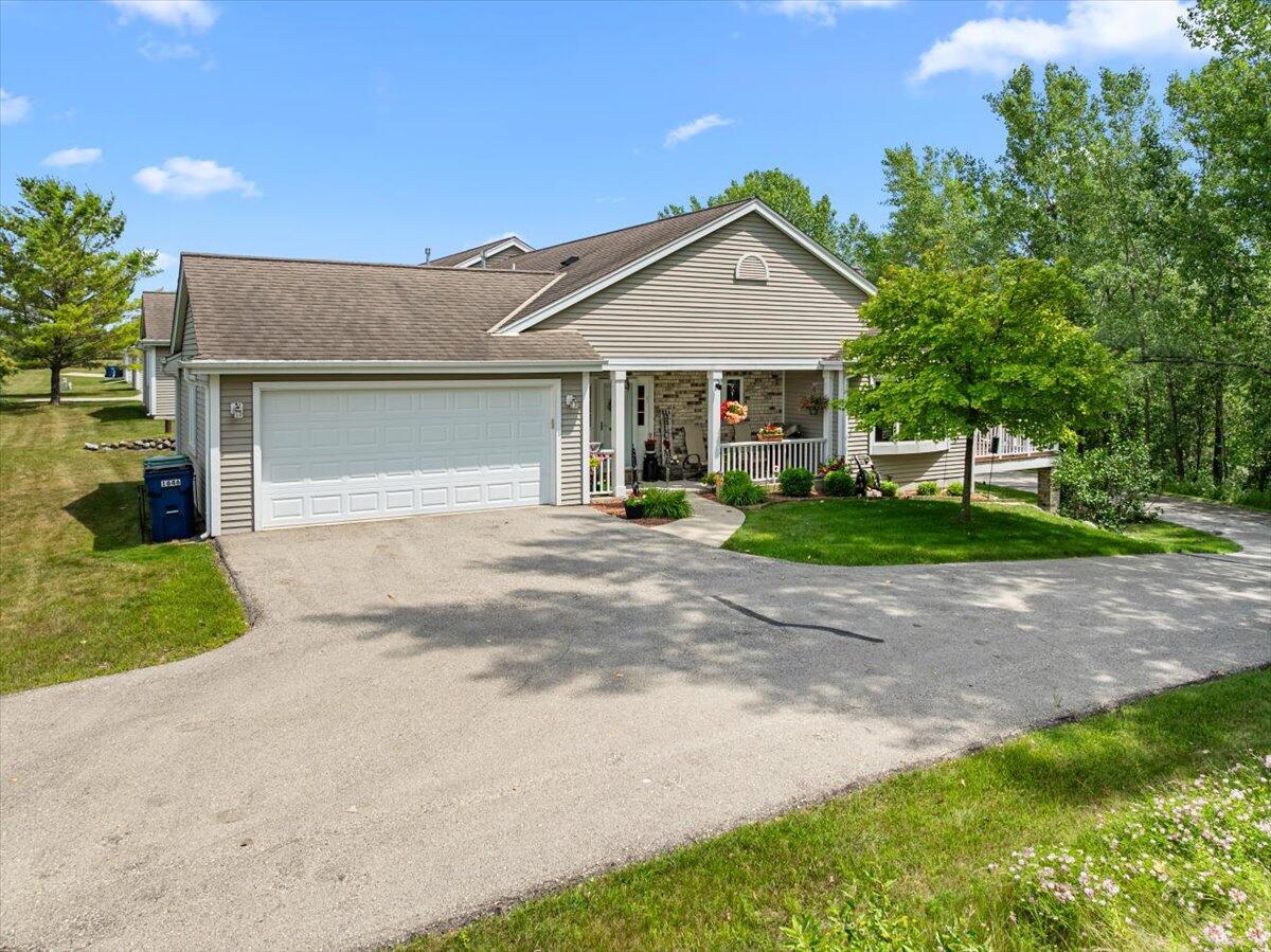 Property Photo: 1646 Vivian Ct WI 53090