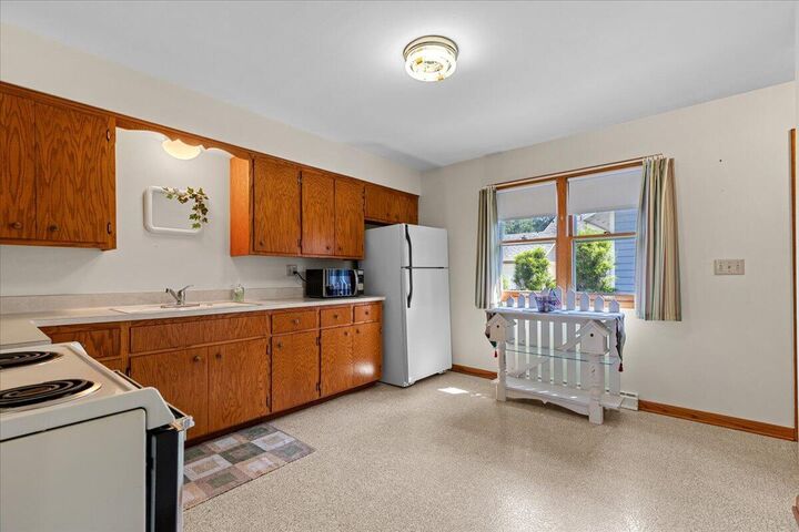 Property Photo:  714 E Roland St  WI 53066 