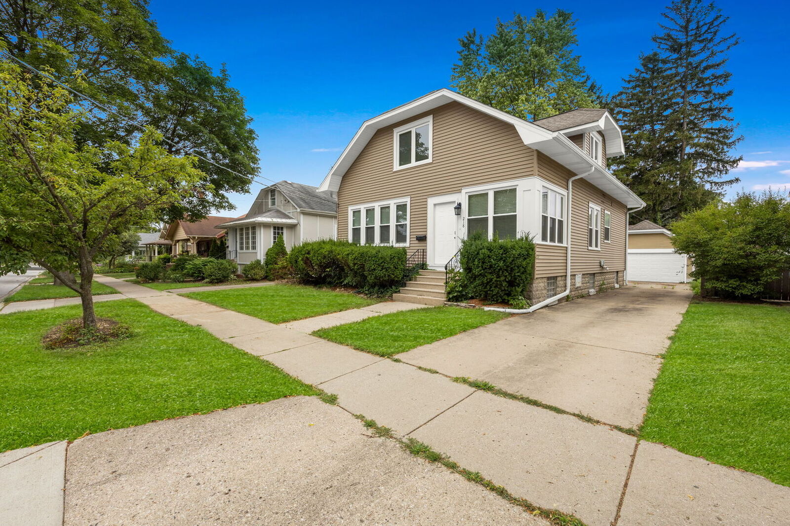 Property Photo:  218 S Vail Avenue  IL 60005 