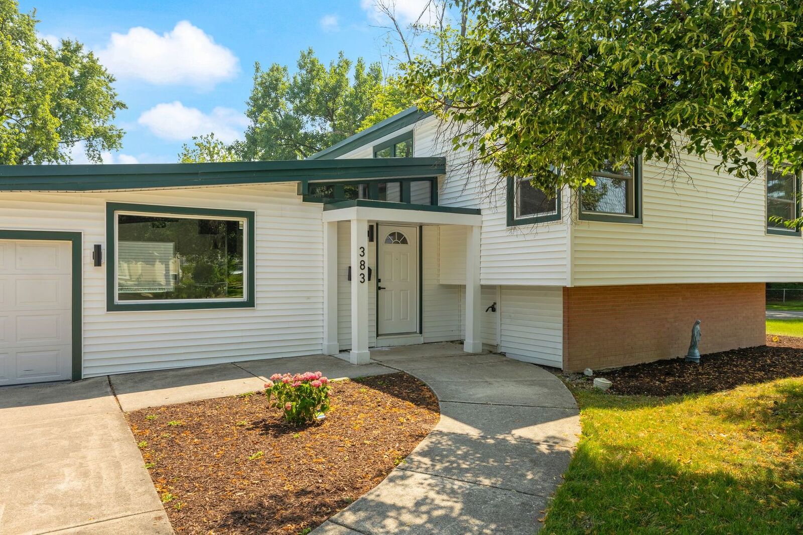 Property Photo:  383 N Lincoln Avenue  IL 60181 