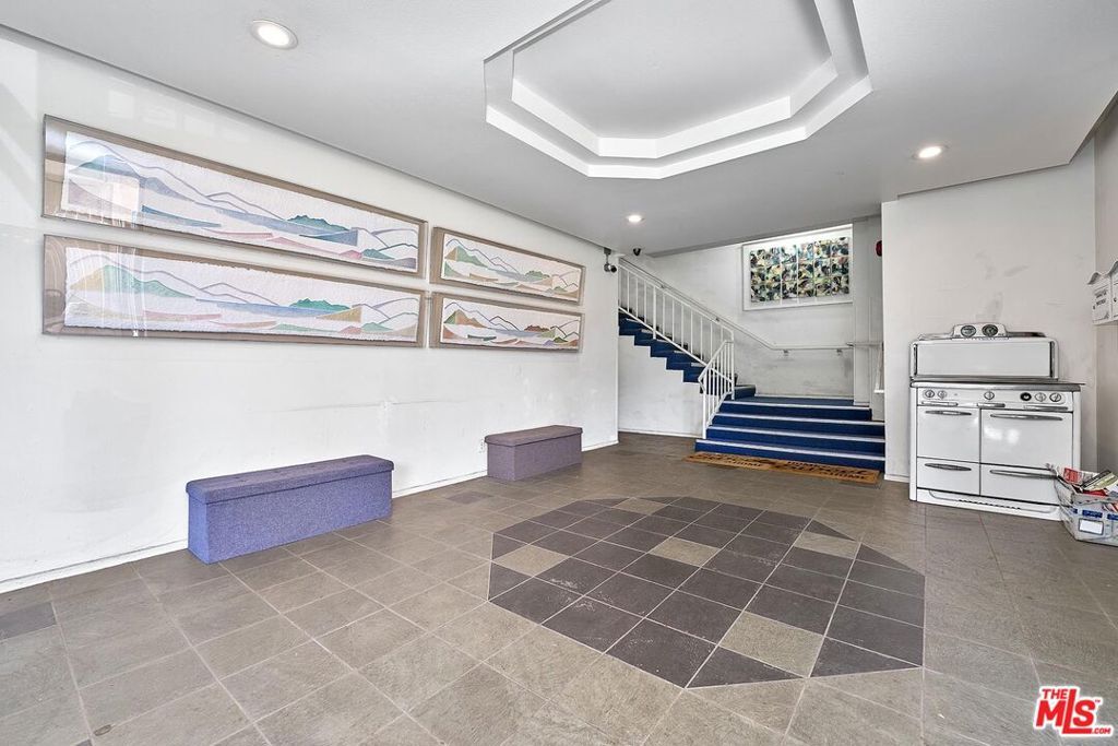 Property Photo: 326 S Manhattan Place 209 CA 90020