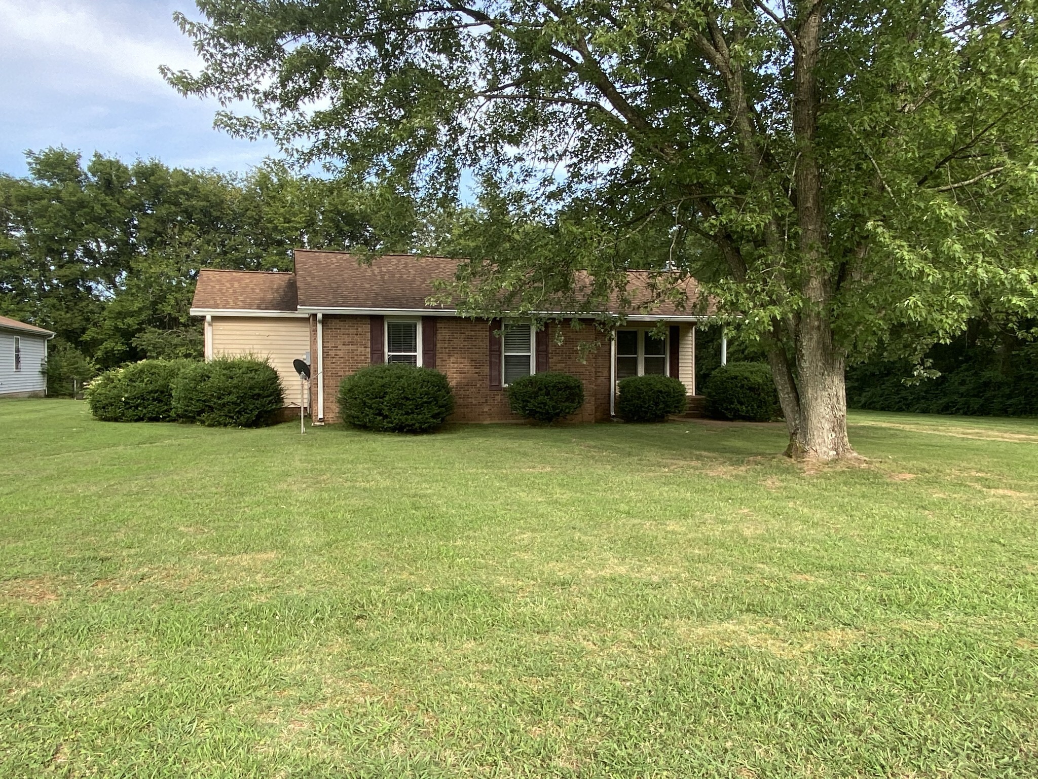 Property Photo: 2075 Stonebrook Dr TN 37128