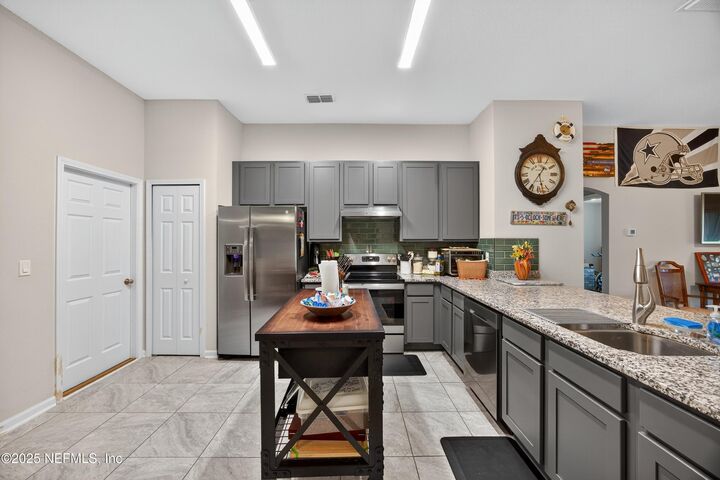 Property Photo: 11233 Revolutionary Way FL 32221
