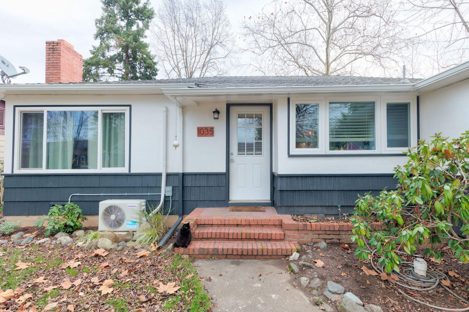 Property Photo: 1035 SE Ashley Place OR 97526