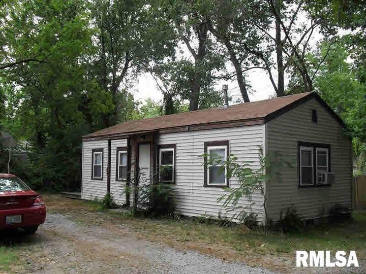 Property Photo:  607 N Almond Street Front House  IL 62901 