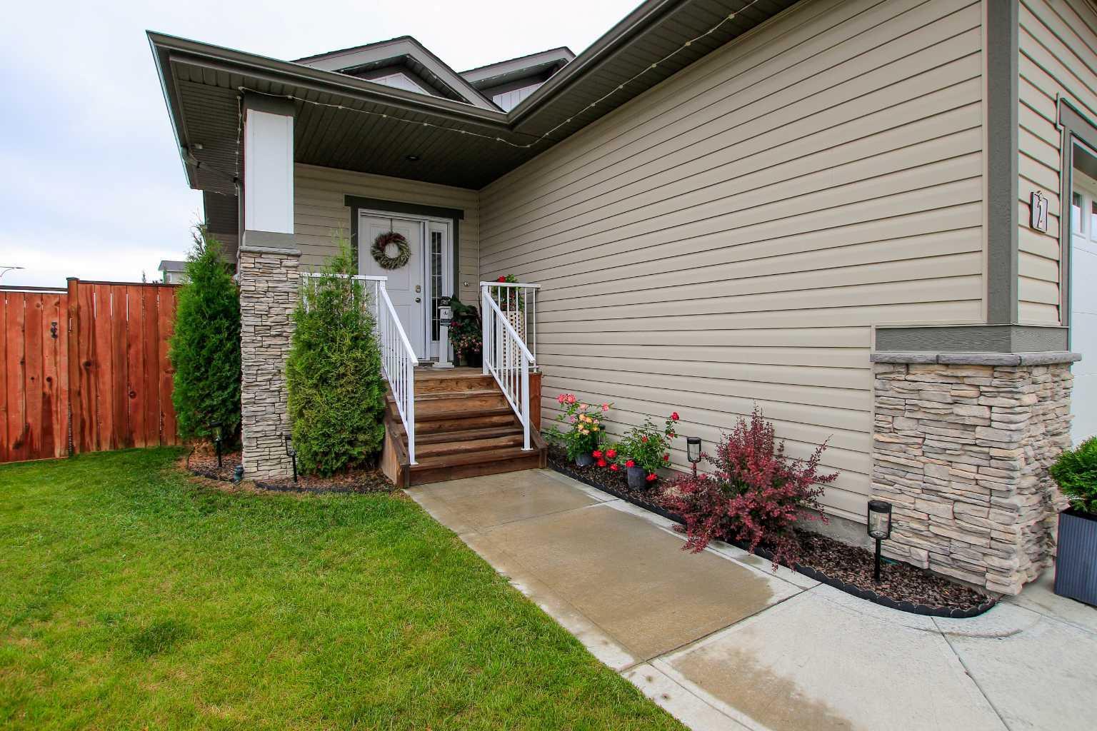 Property Photo: 2 Cross Street AB T4L 0J4