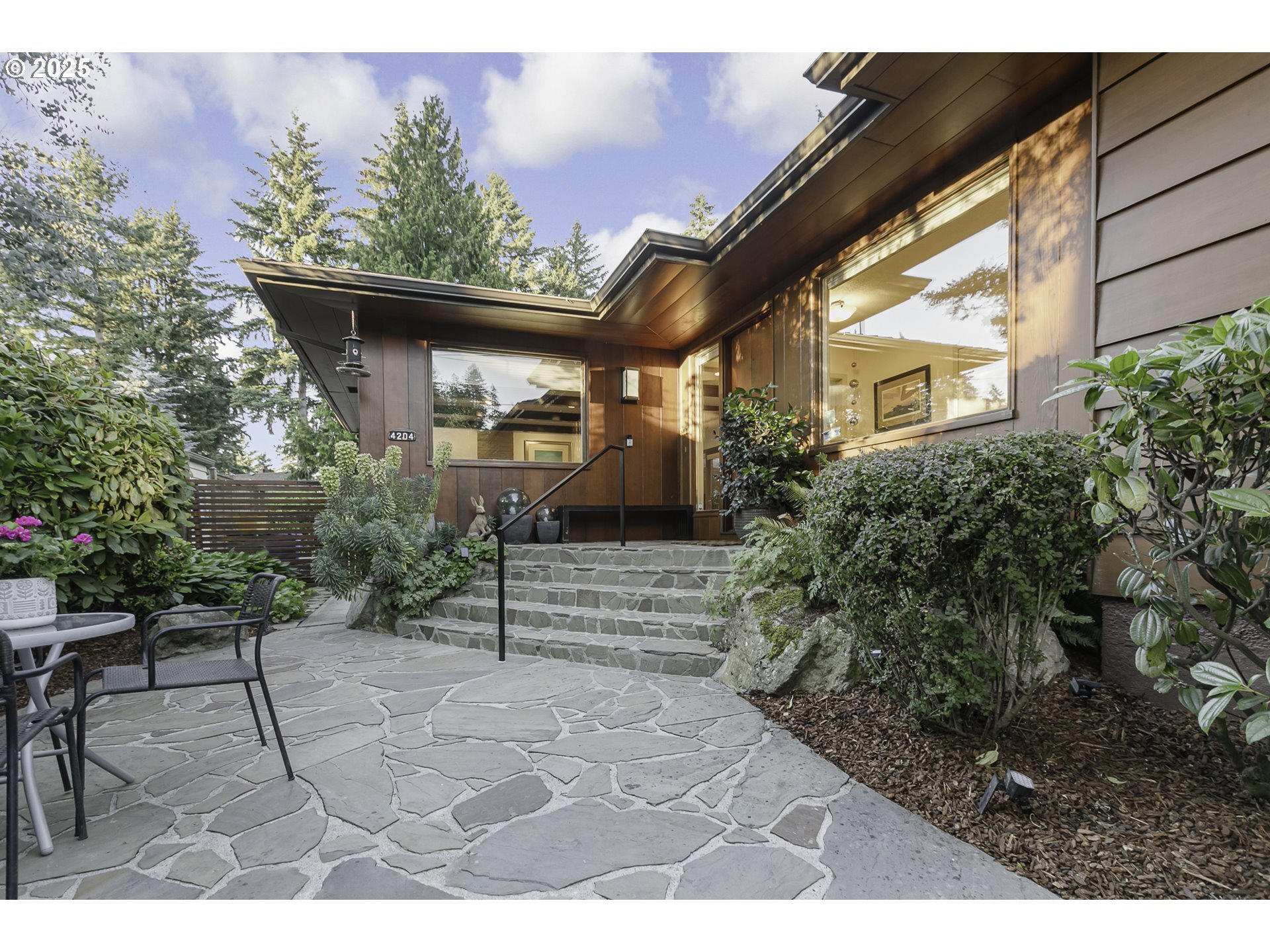 Property Photo: 4204 NE Maywood Pl OR 97220