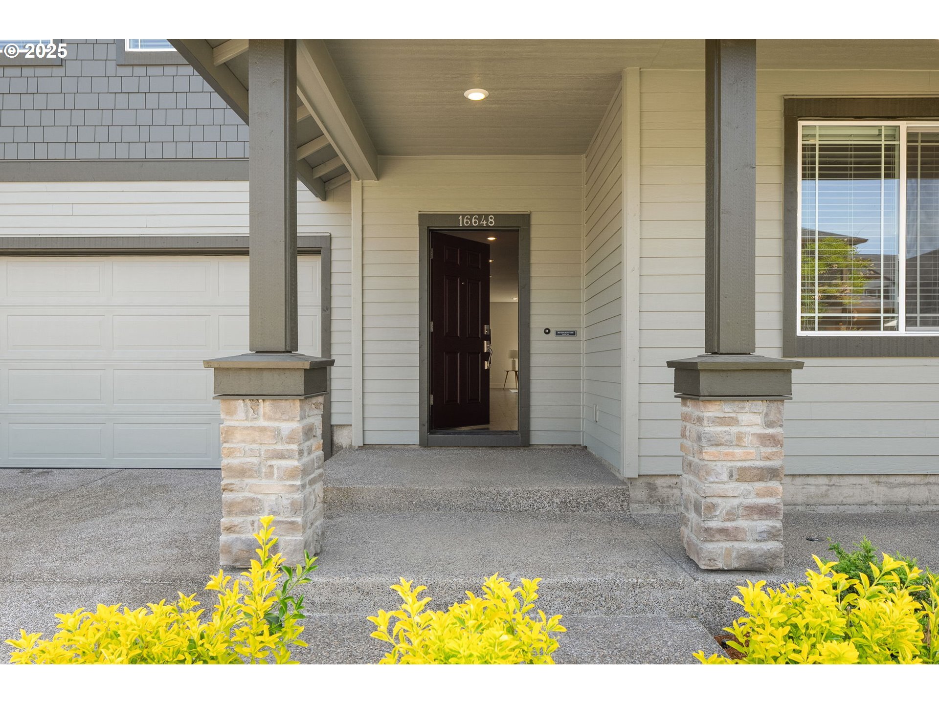 Property Photo: 16648 SW Colorado Ln OR 97224