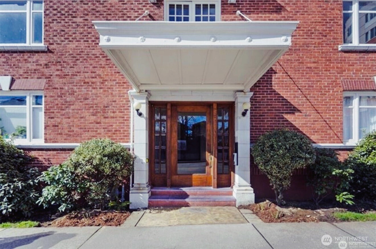 Property Photo: 4725 15th Avenue NE 27 WA 98105