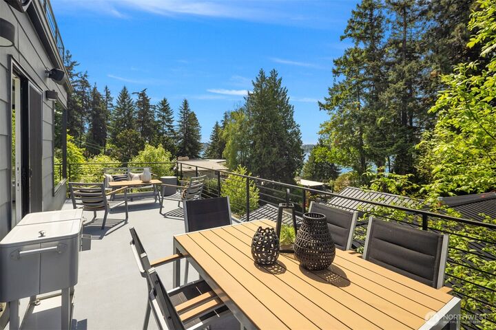 Property Photo:  6829 SE 32nd Street  WA 98040 