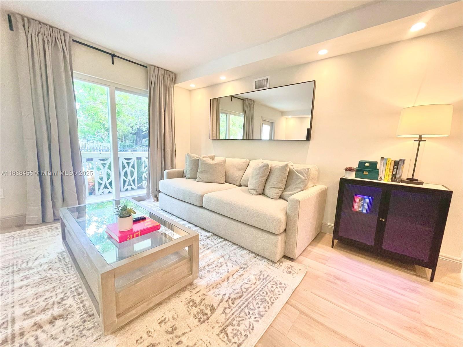 Property Photo: 626 Meridian Ave 1 FL 33139
