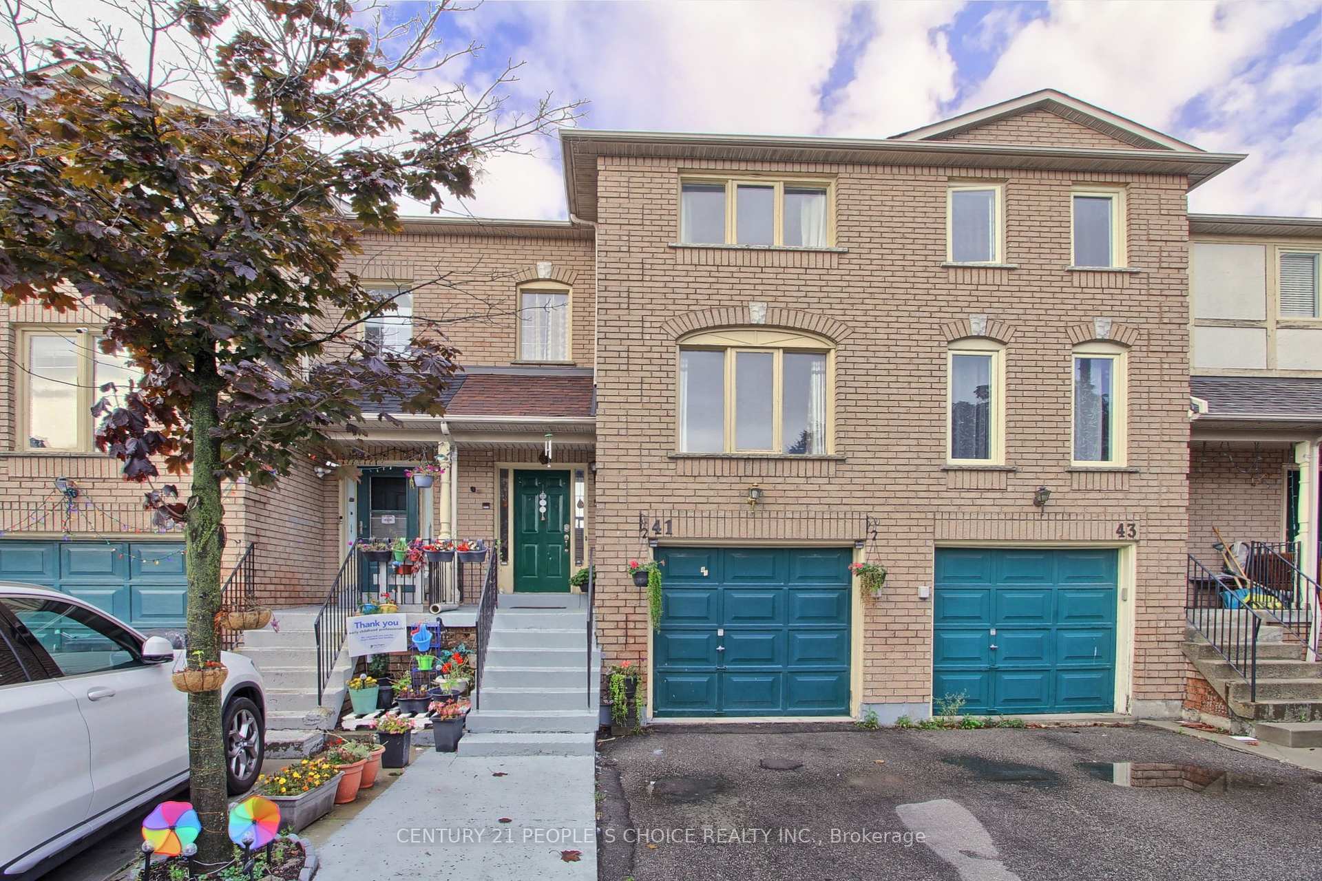 Photo de la propriété: 2 Sir Lou Drive 41 ON L6Y 5A8