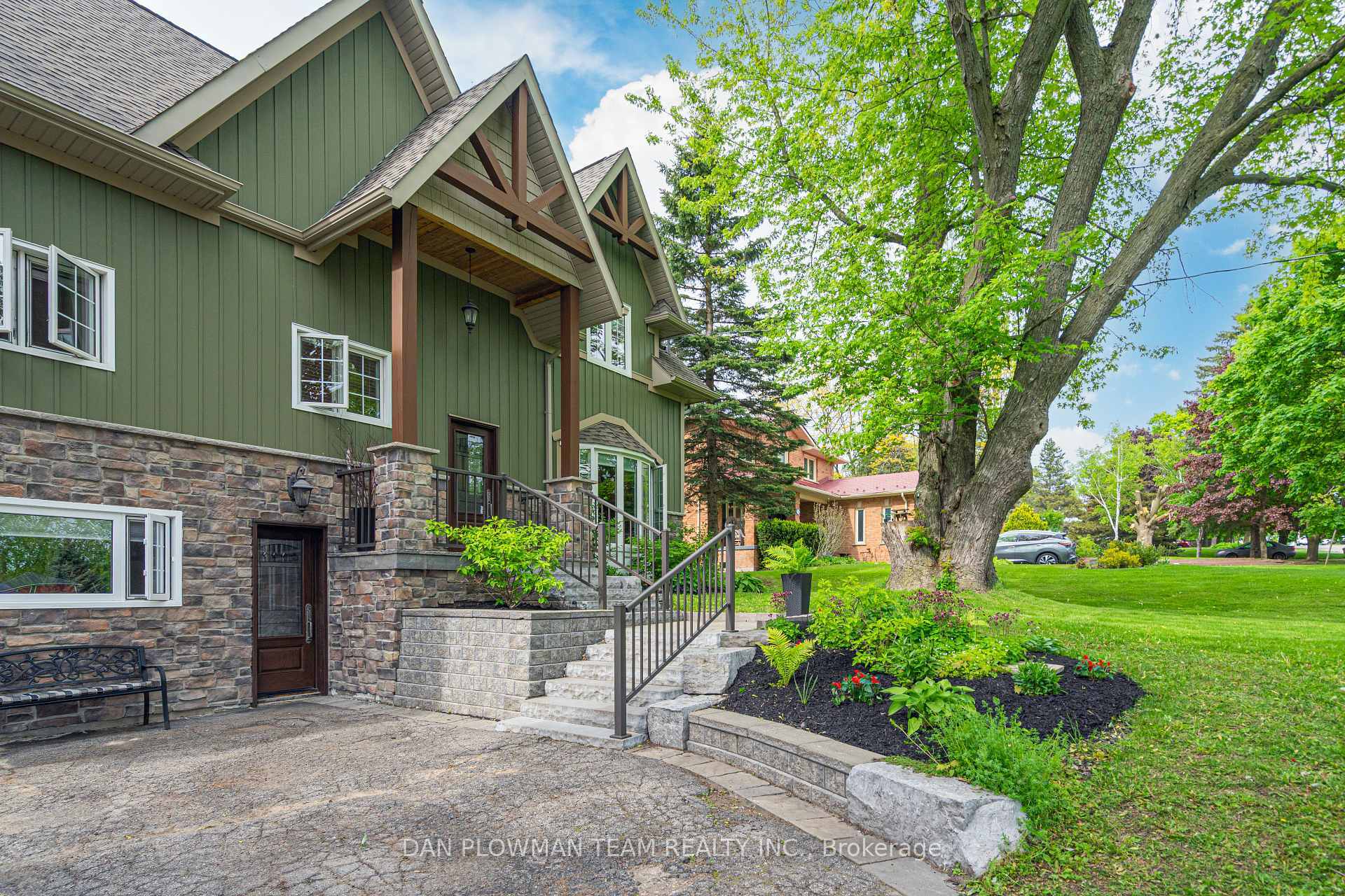 Property Photo:  28 Bradley Boulevard  ON L0B 1J0 