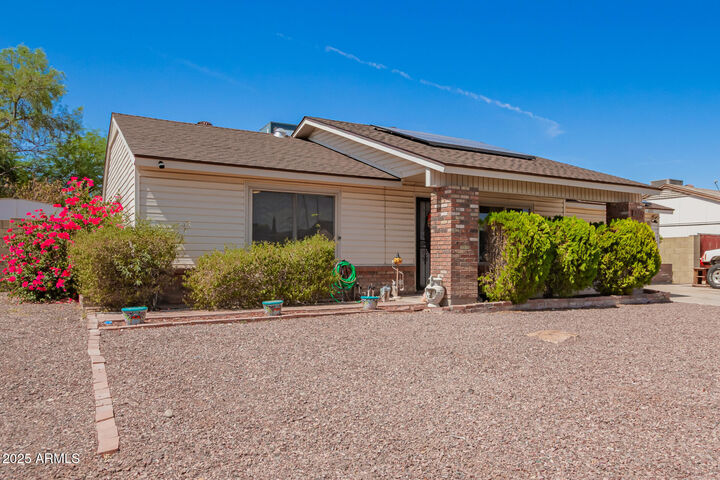 Property Photo: 5221 W Columbine Drive AZ 85304