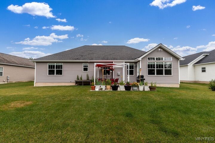 Property Photo:  63 Castlewood Court  NY 14072 