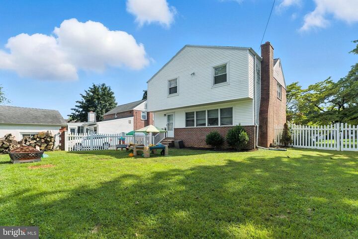 Property Photo:  421 Colonial Park Drive  PA 19064 