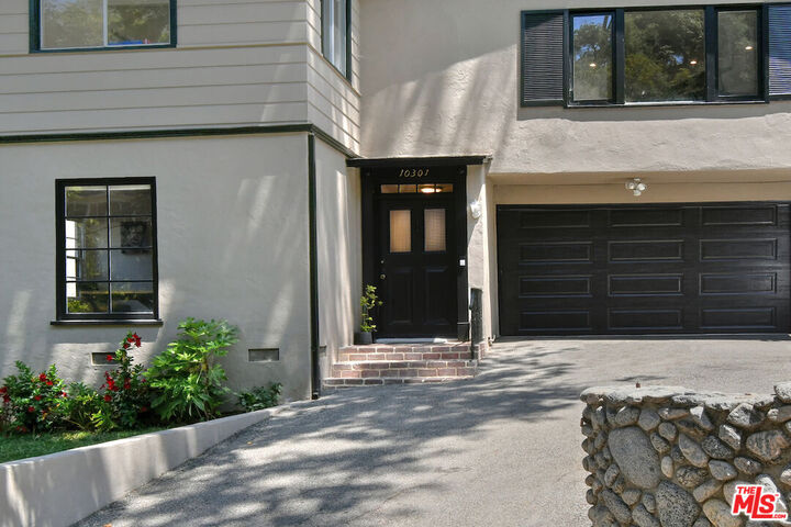 Property Photo:  10301 Chrysanthemum Ln  CA 90077 