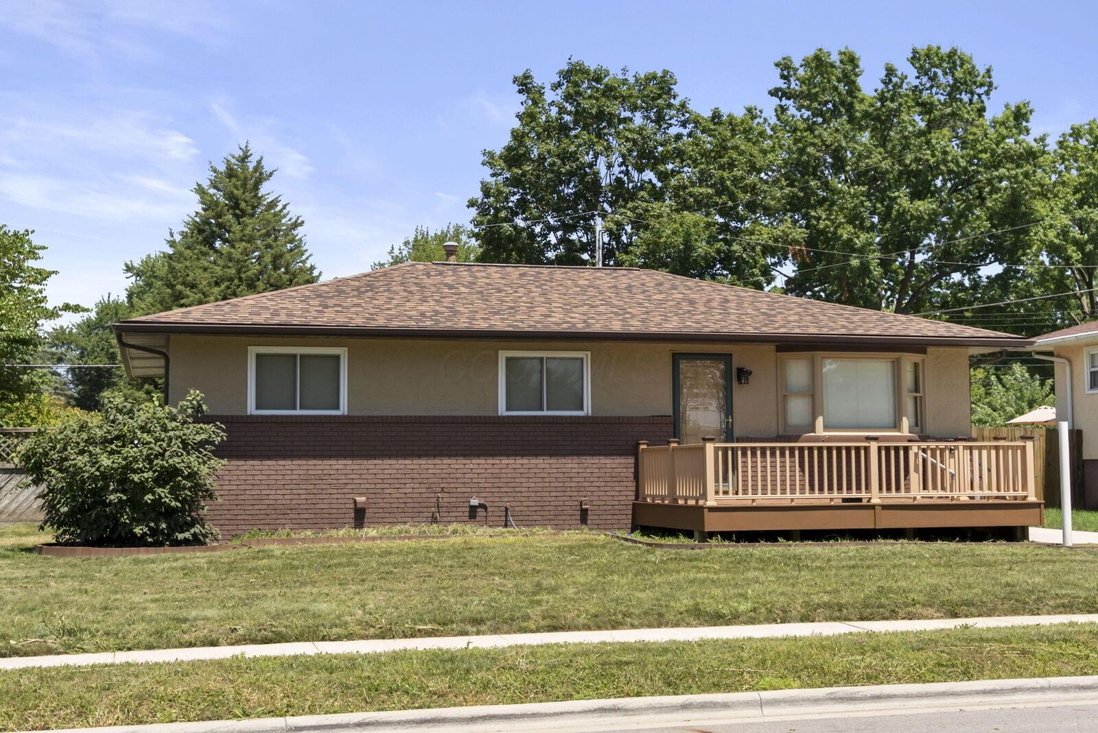 Property Photo: 471 Deerwood E Avenue OH 43230