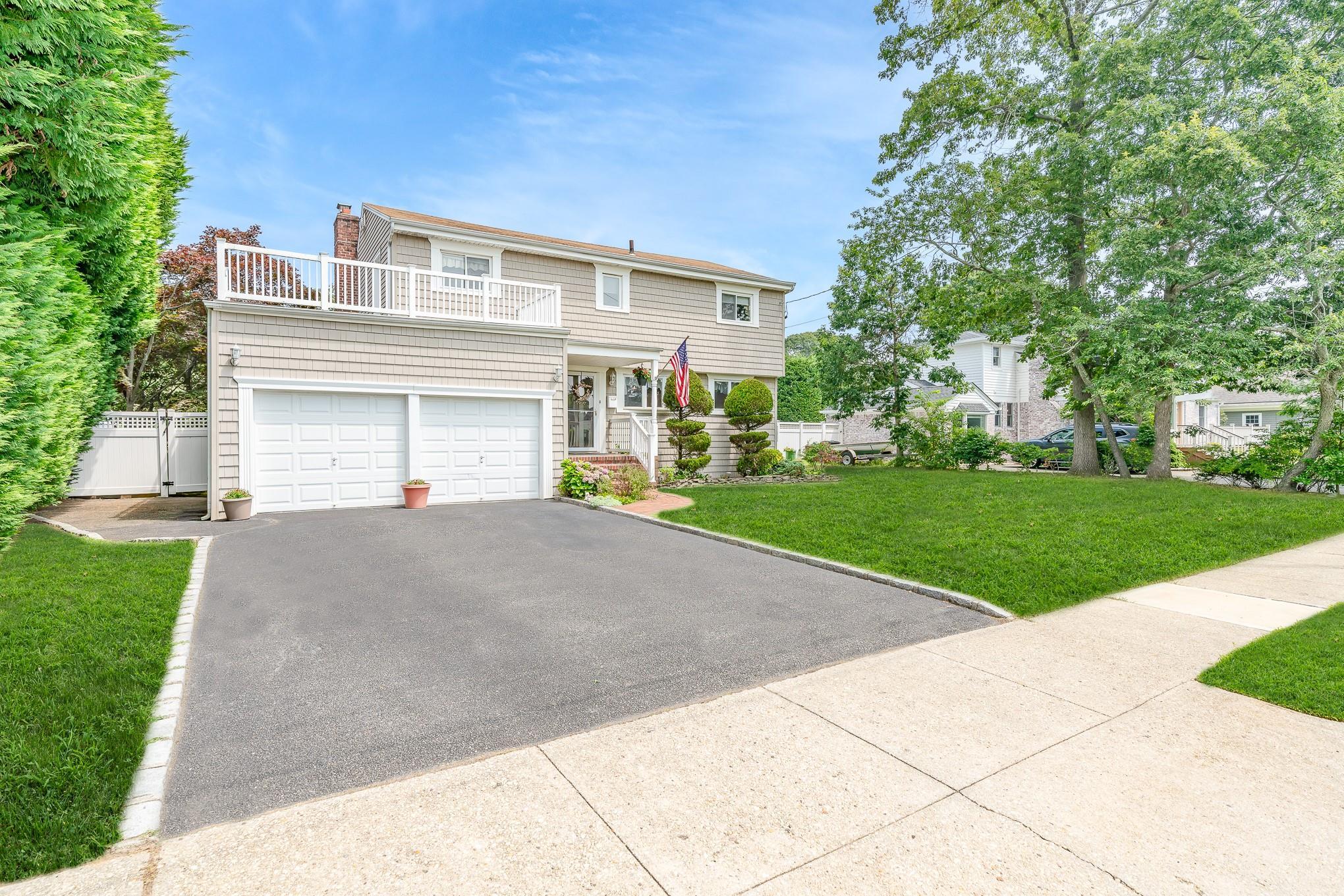 Property Photo:  49 Iroquois Street E  NY 11758 