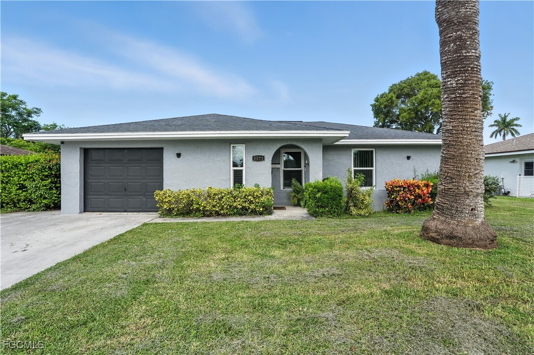 Property Photo: 3571 Santiago Way FL 34105